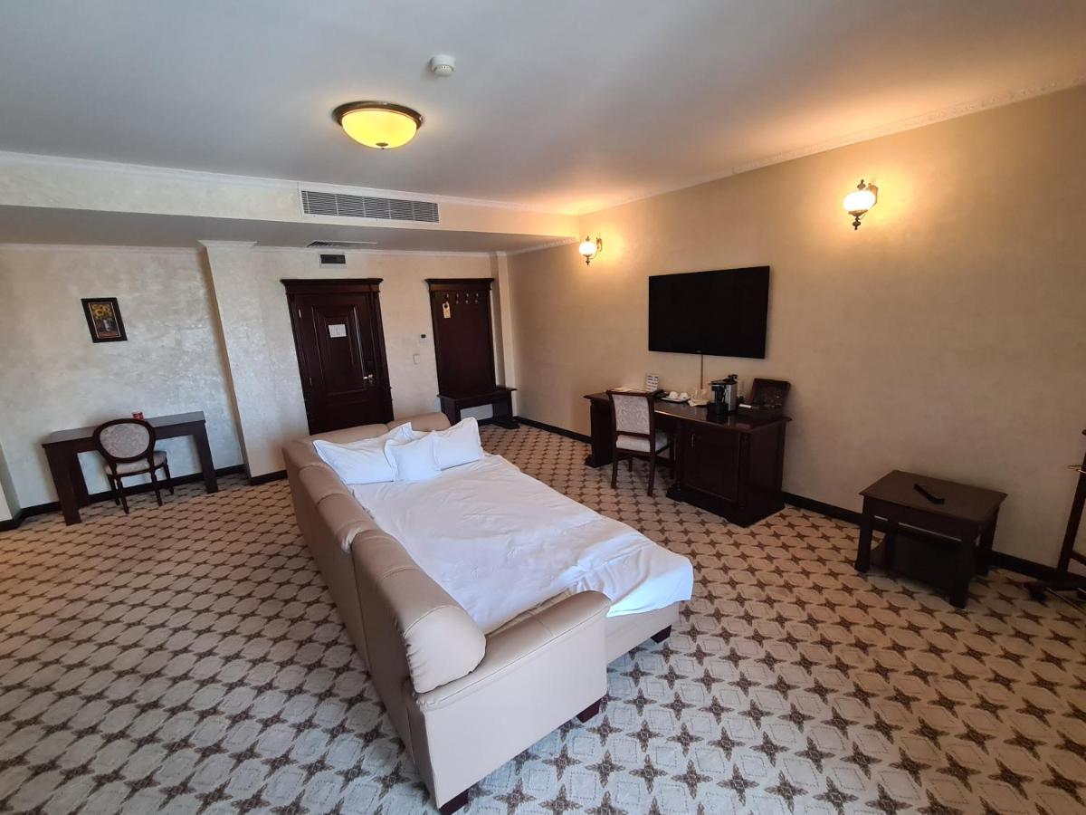 Hotel Golden House Craiova Bagian luar foto