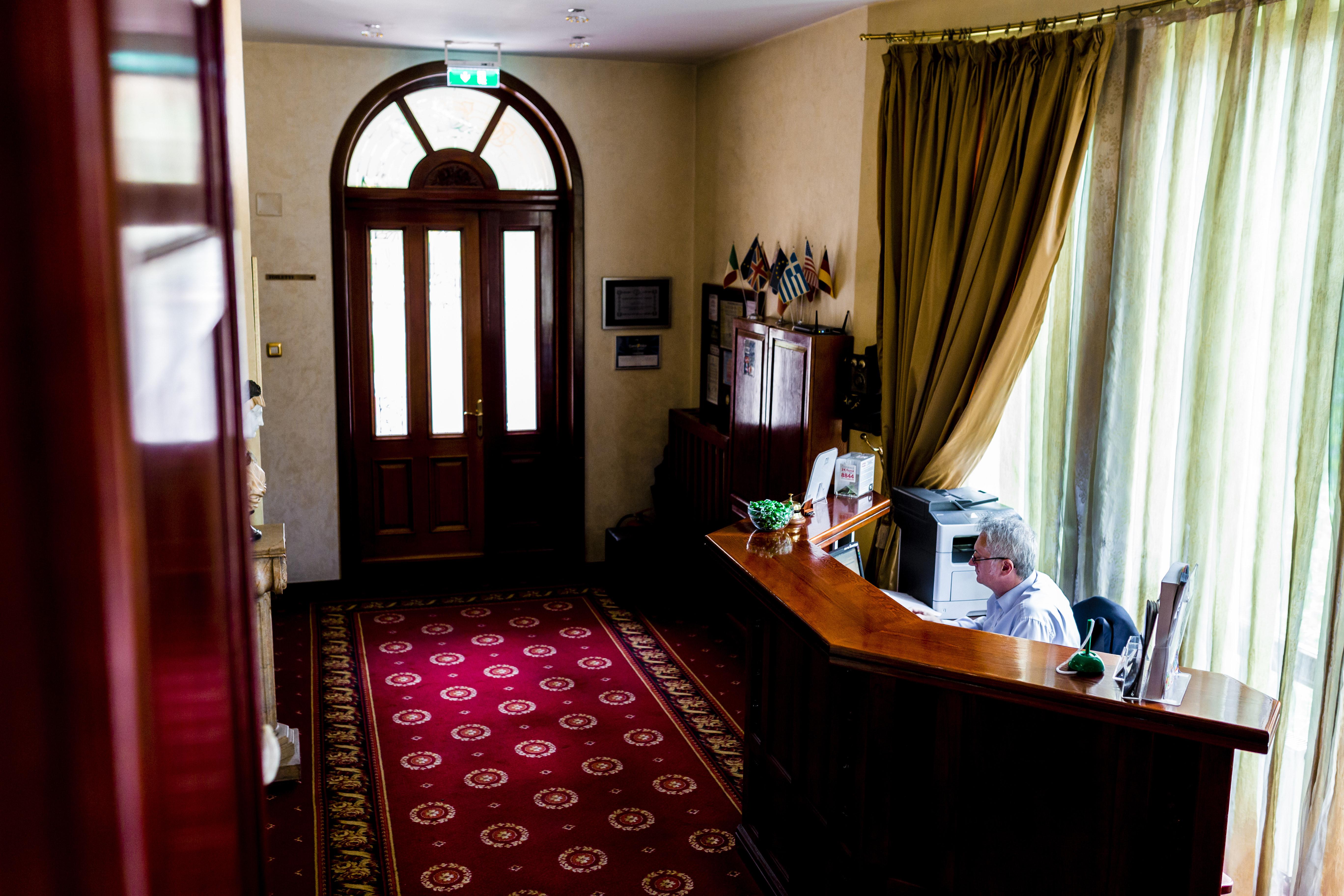 Hotel Golden House Craiova Bagian luar foto