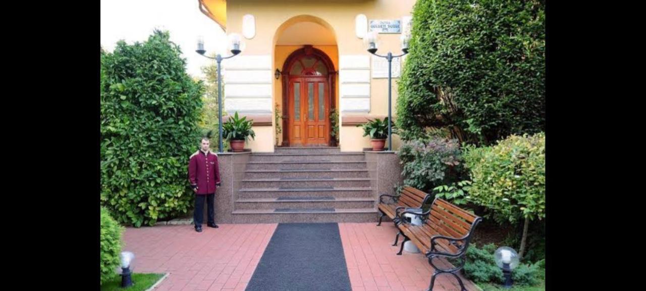 Hotel Golden House Craiova Bagian luar foto